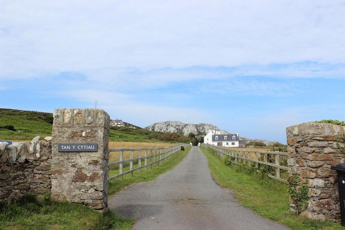 Sea And Mountain View Luxury Glamping Pods Heated Hotel Holyhead Exterior photo